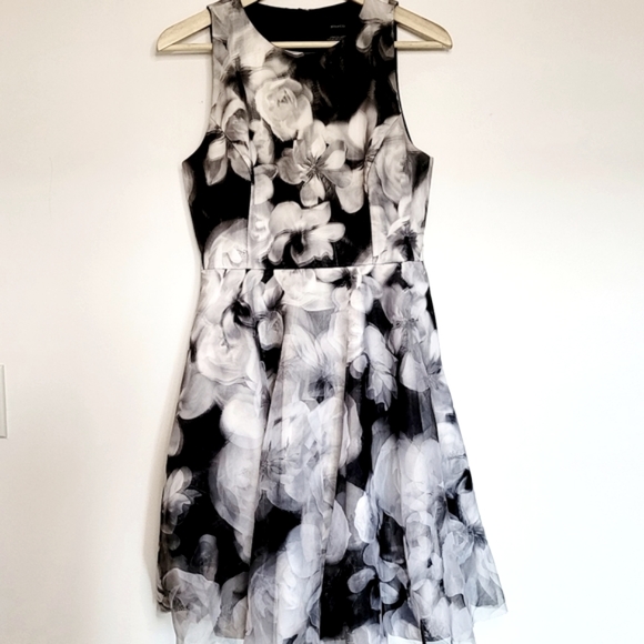 Gorgeous RW&CO floral cocktail dress with pockets - Picture 2 of 5